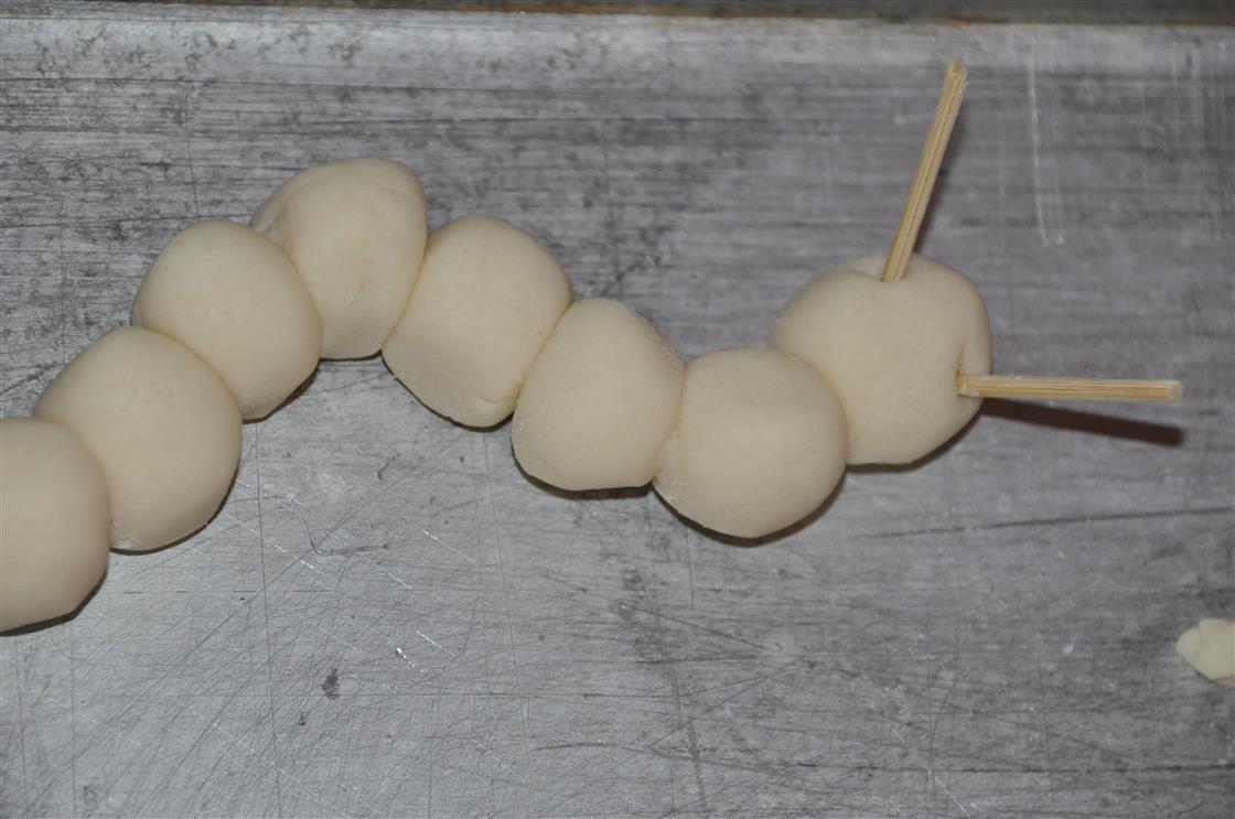 Kreatives Basteln mit Salzteig - Raupe 2