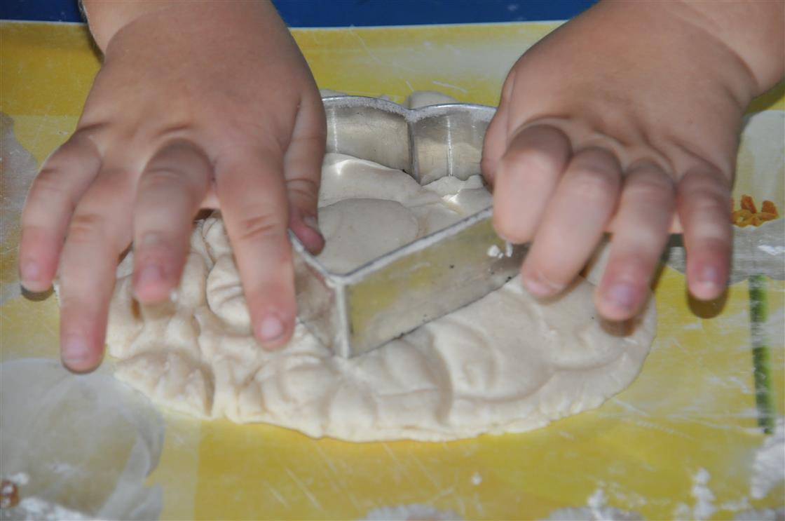 Kreatives Basteln mit Salzteig - Salzteigrezept. Kinderhand und Ausstechform